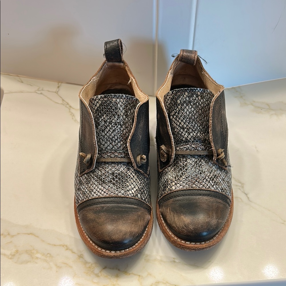 freebird Black and Gray Textured Leather Flats